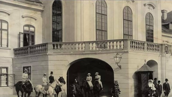 HISTÓRIA:  Z Grasalkovičovho paláca vyrážali do okolia na koňoch - viete, kto na nich pózuje?