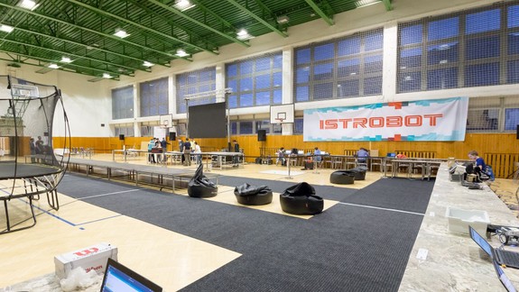 Roboty na súťaži Istrobot 2018 behajú, lietajú aj prenášajú kečup
