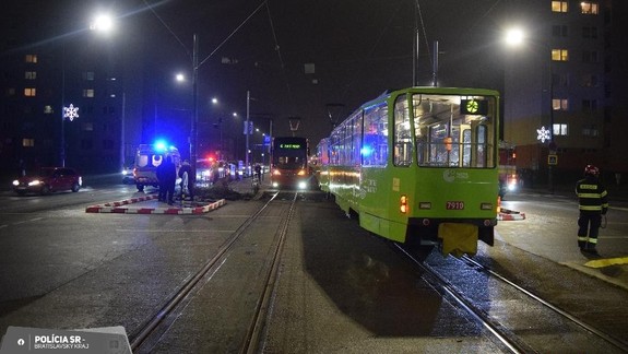 Tragická bilancia: Traja zrazení chodci v posledných hodinách, jedného zrazili dve električky