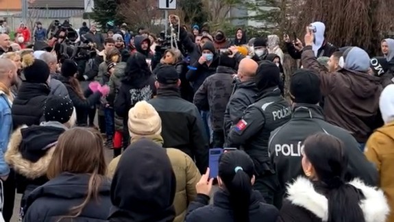 Protest za spravodlivosť pre Andrejku.: V Miloslavove sa zišli napriek zákazu desiatky ľudí