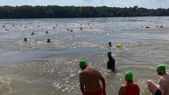 Do vôd Dunaja sa vrhne vyše 4-tisíc ľudí, koná sa ďalší ročník Trans Danube Swim