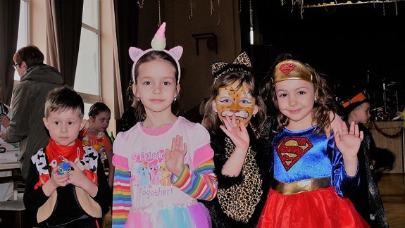 Počas fašiangového karnevalu v Jarovciach sa aj dospelí zmenili na deti...