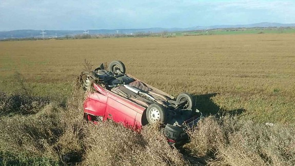 Tragická nehoda: Medzi Bernolákovom a Veľkým Bielom sa vodič s autom prevrátil na strechu