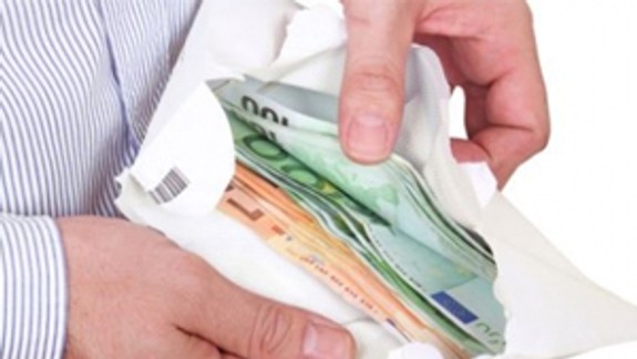 Hlavný radca z bratislavského katastra bral úplatky