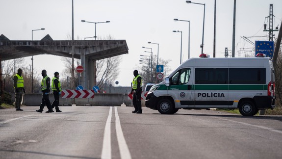 VIDEO: Zatvorené hranice do Maďarska: Na obchvate spôsobili kamióny rozsiahle kolóny