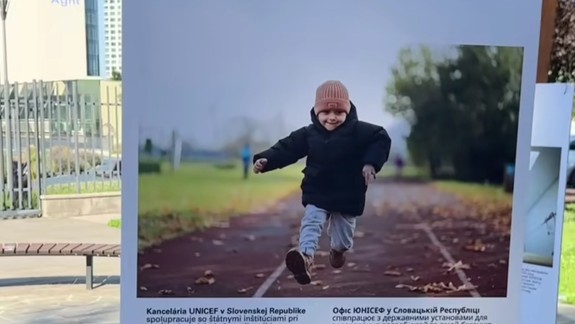 Príbehy ukrajinských rodín: Kancelária UNICEF otvára v Bratislave výstavu k Svetovému dňu utečencov