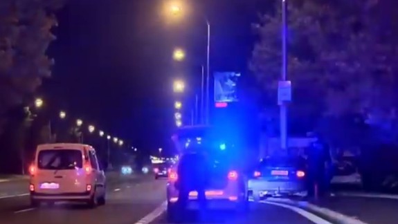 VIDEO z policajnej naháňačky: Šialenec unikal v protismere s dvoma maličkými deťmi na palube, havaroval