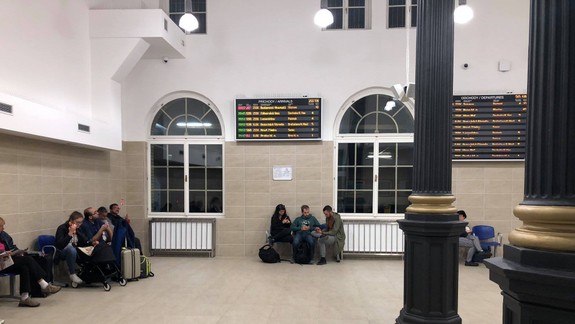 FOTO: Cestujúci musel dosť dlho hľadať funkčnú elektrickú zásuvku na Hlavnej stanici. V čom bol problém?