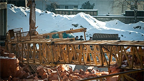 Pri páde žeriava na Ivánskej ceste utrpel muž zranenie