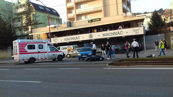 Premávka električiek do Karlovej Vsi a Dúbravky bola prerušená - zapríčinila to dopravná nehoda