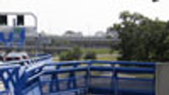 Chodník z mosta čaká už tri roky na dobudovanie