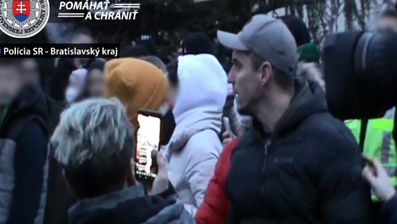 Nepoznáte tohto muža? Zúčastnil sa zhromaždenia v Miloslavove