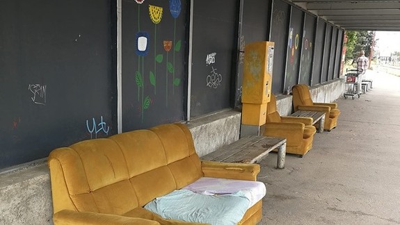 FOTO: Na električkovej zastávke MHD v Rači pribudli takéto miesta na sedenie. Využili by ste ich?