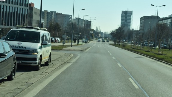 Na Bajkalskej sa zrazila dodávka s cyklistom, odviezli ho do nemocnice