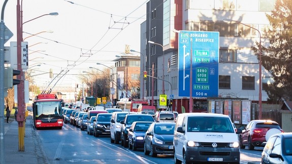 Dopravná situácia: Kde všade sa dnes od rána tvoria kolóny?