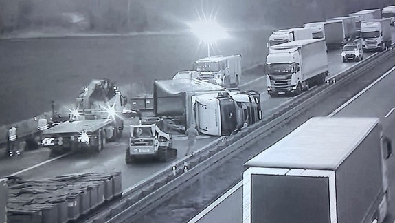 Doprava: Tvoria sa kolóny, na Pražskej sa zrazil trolejbus s autom, na D2 sa prevrátil kamión