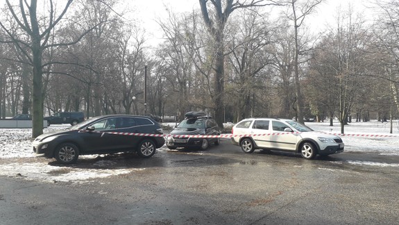 Čo sa deje? V Sade Janka Kráľa zaparkovala desiatka osobných áut