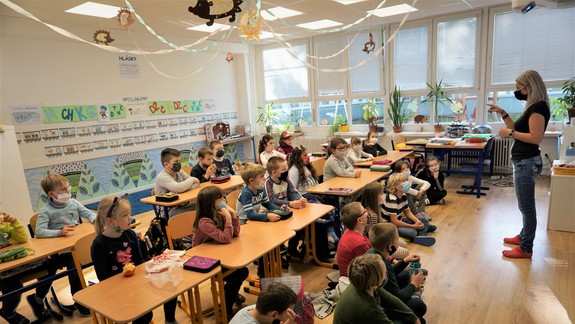 Rúško budú deti musieť nosiť v škole aj počas vyučovania hudobnej výchovy