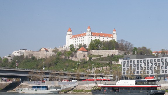 Bratislavský hrad nasvietia s pozvánkou na DOD v parlamente