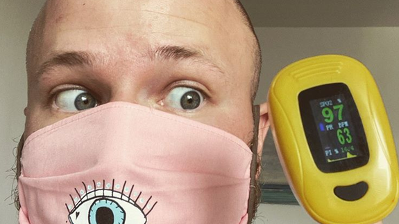 Dusia vás rúška? Mladý vedec z projektu Vedátor zmeral, koľko vám uberajú kyslíka