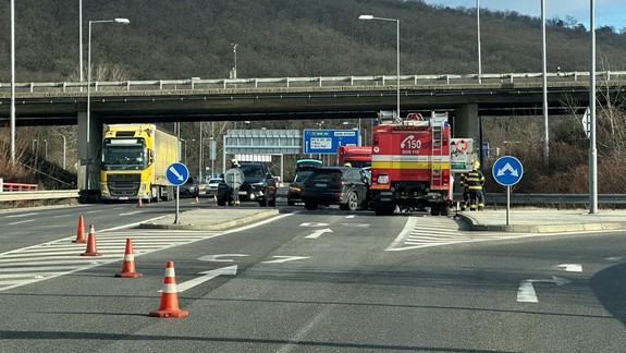 Dopravu pri OC Bory komplikovala nehoda