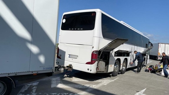 Žiadny zápach ich nepomýlil: Služobné psy odhalili úkryt na toalete autobusu