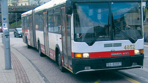 Autobusy ohrozuje vpust, ktorý sa prepadáva