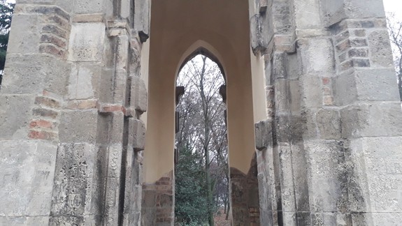 Uhádnete z tejto fotografie, o akú cennú pamiatku v Petržalke ide? Lešenie je konečne preč