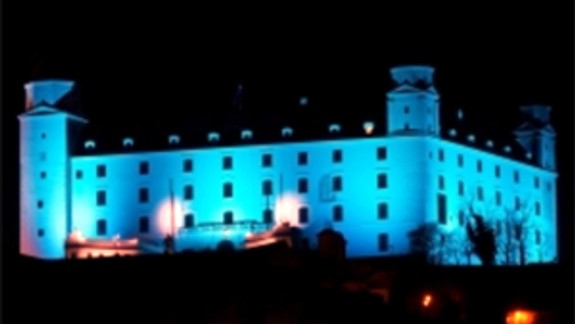 Bratislavský hrad a Primaciálny palác nasvietia na modro