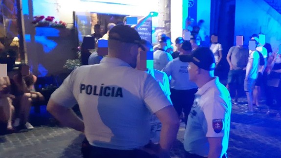 V noci z piatka na sobotu opäť vyrazili do ulíc policajti