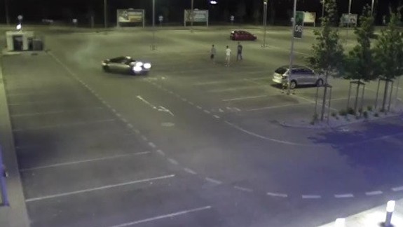 VIDEO: Pred obchodným centrom sa predvádzal na aute opitý 26-ročný Šimon, až dokým ho nestopli policajti...