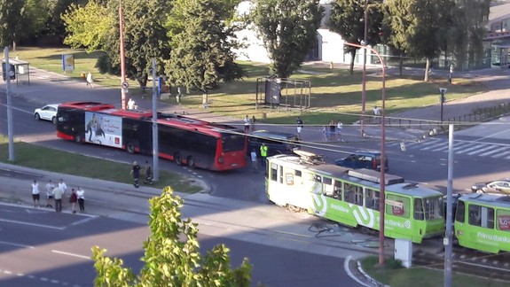 FOTO: Smolný deň v bratislavskej MHD - najskôr sa električka zrazila s autobusom a potom bol zablokovaný aj tunel!