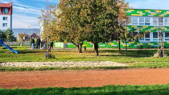 Bežecká dráha, multifunkčné ihriská, osvetlenie: Začína sa modernizácia športoviska na ZŠ J. Kupeckého v Pezinku