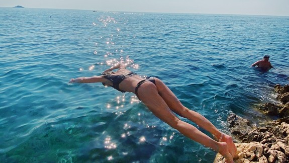 Záchranári upozorňujú na nebezpečné skákania do vody