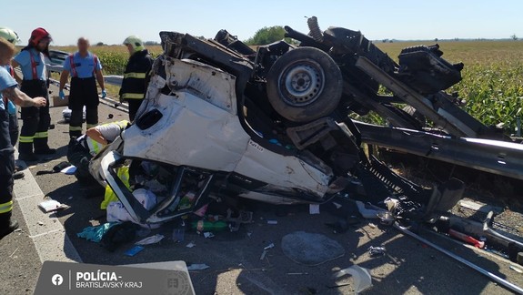 Vážna dopravná nehoda na R7: Dodávka narazila do nákladného auta