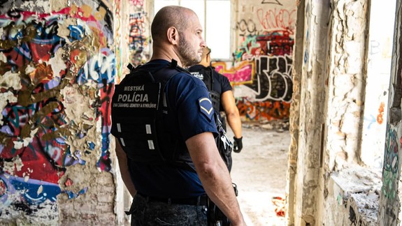 Opustené a schátrané objekty sú vážnym rizikom, upozorňuje mestská polícia