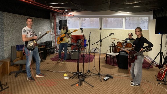 Vedeli ste o Rockovej škole v Petržalke? Naučia vás hrať, požičajú nástroj, dokonca nájdu i kapelu