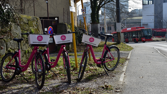 Bratislavskú dopravu možno obmedzia protesty, ružové bicykle budú dva dni k dispozícii zdarma