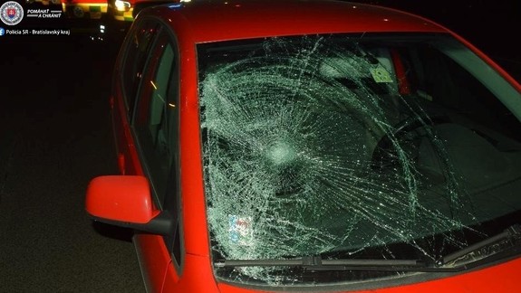 Polícia zasahovala pri vážnej dopravnej nehode, žena zrazila chodca mimo priechodu