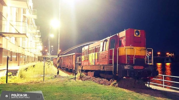 Nákladný vlak pri Eurovei prerazil zábrany a skončil v tráve