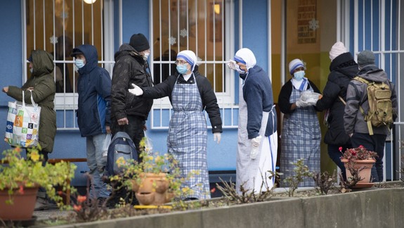 V Petržalke rozdávajú vianočnú kapustnicu ľuďom bez domova