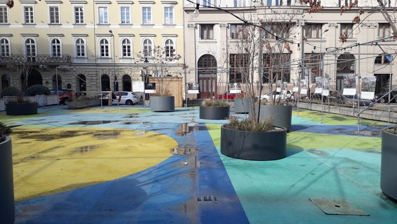 Komenského námestie spustlo, kvety vyschli, zato ešte straší vianočný stromček... Kedy dôjde k sľubovanej premene?