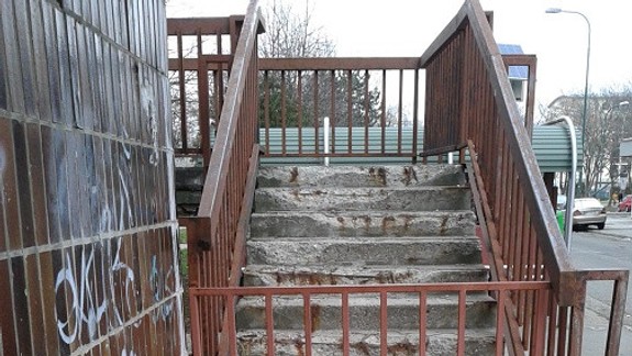 FOTO: Zdevastované terasy v Petržalke nemá kto opraviť