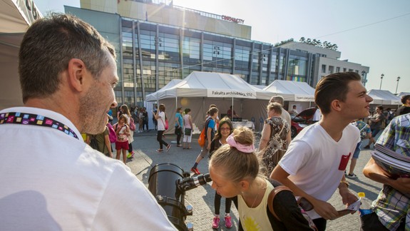 Nadšenci vedy: Dronová show láka na vedecký veľtrh z vtáčej perspektívy