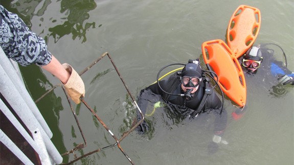 Potápači čistili Kuchajdu, vylovili pneumatiky i časť kočíka
