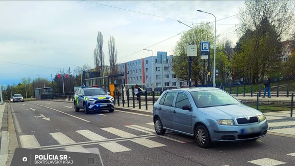 V Karlovej Vsi zrazil vodič auta na priechode 14-ročné dievča