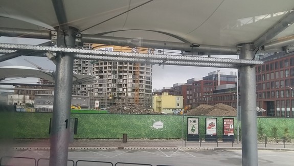 Všimli ste si aj vy žltý domček medzi rastúcimi výškovými budovami? Aký osud ho čaká?