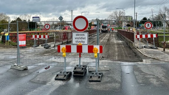 Starosta Biskupíc kritizuje vodičov po uzavretí mosta na Hradskej: Nevyužívajú obchádzku, chodia po tráve a chodníku