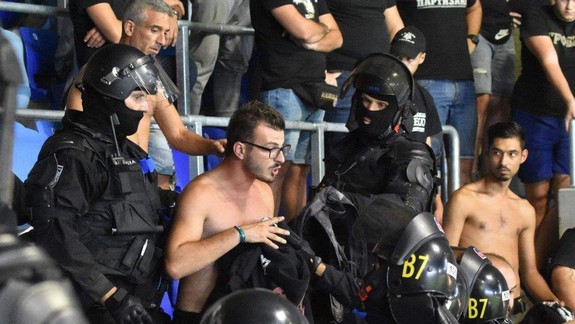 VIDEO Dozvuky futbalu: Policajti zadržali päť ľudí, po ihrisku behala i vyzliekajúca sa žena