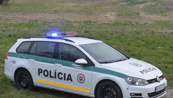 Násilník prešiel policajtovi kolesom auta po nohe, ďalších mužov zákona ohrozoval nožom